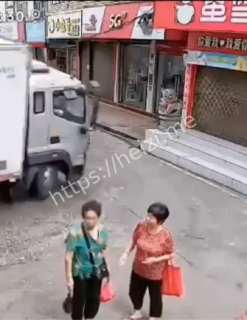 福州连江苔菉镇货车撞店